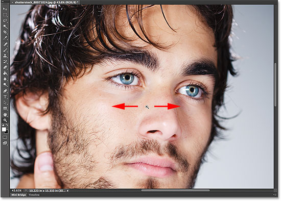 Clicking and dragging left or right to quickly zoom in and out. Image © 2014 Steve Patterson, Photoshop Essentials.com